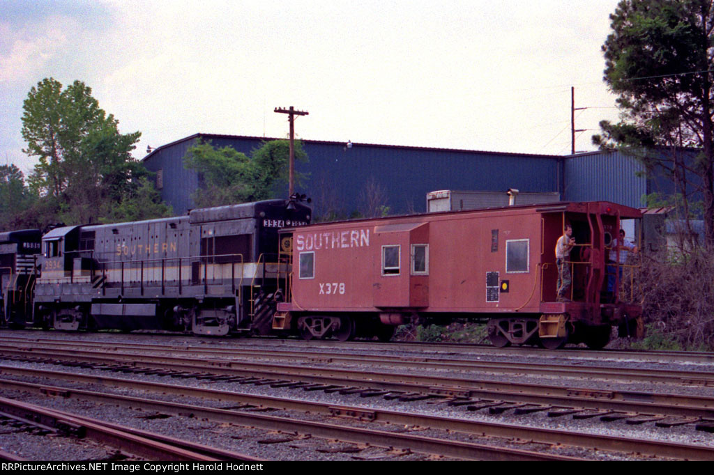 SOU 3934 shoves back into the yard